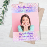 Reserva La Fecha Fotos de cumpleaños de color morado rosado holográ<br><div class="desc">Un moderno y elegante Save the Date para una fiesta de cumpleaños número 18 (o cualquier edad). Fondo holográfico,  rosa,  color verde de menta morado. Personalice y agregue una foto,  fecha y nombre.</div>