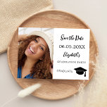 Reserva La Fecha Fotos de graduación modernas y sencillas<br><div class="desc">Una tarjeta de aviso de fecha de graduación con foto. En la parte delantera: Agregue su propia foto vertical del graduado. Un fondo blanco elegante con texto negro. Plantillas para el nombre y la fecha. El nombre y el texto: Guarde la fecha están escritos con un estilo de letra manuscrita...</div>