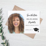 Reserva La Fecha Fotos modernas simples fiesta de graduación<br><div class="desc">Foto Guardar la tarjeta de fecha para una fiesta de graduación. Al frente: Añade tu propia foto vertical del graduado. Marco de arco fotográfico. Fondo blanco de moda, texto negro. Plantillas para un nombre y una fecha. El nombre y el texto: Guardar la fecha se escriben con un guión de...</div>