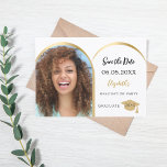 Reserva La Fecha Fotos modernas y sencillas oro en arco de oro Part<br><div class="desc">Foto Guardar la tarjeta de fecha para una fiesta de graduación. Al frente: Añade tu propia foto vertical del graduado. Marco falso de la foto de oro en arco. Fondo blanco de moda, texto negro. Plantillas para un nombre y una fecha. El nombre y el texto: Guardar la fecha se...</div>