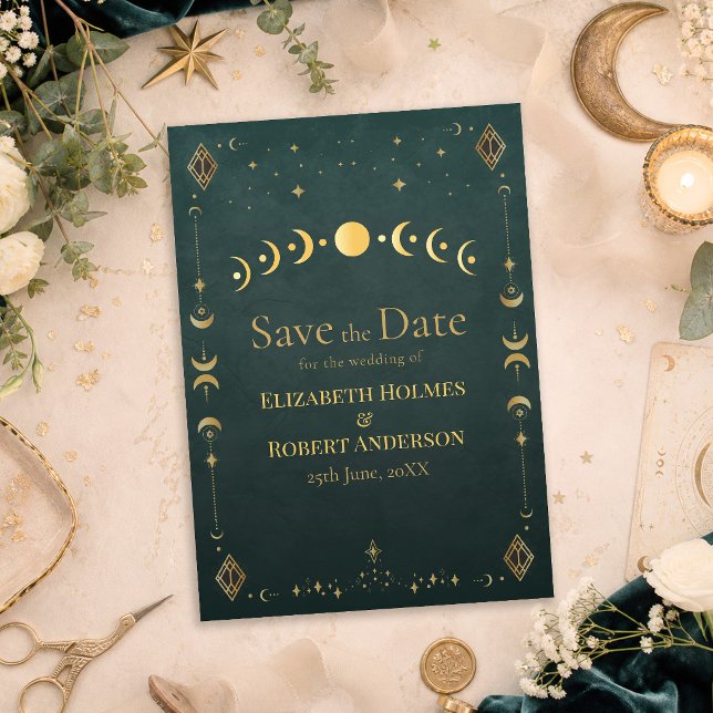 Reserva La Fecha Gótico Celestial Boda Azul Teal Oscuro Salvar la F (Celestial Gothic Dark Teal Wedding Save the Date on a table with dark teal celestial wedding decor.)