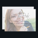 Reserva La Fecha Graduación de superposición de luz fotográfica de<br><div class="desc">Modern Script 2025 foto superposición Graduación Disponible digitalmente e impreso. Una tipografía elegante para el título principal Guardar la fecha complementa el resto del texto que puede personalizar fácilmente. Reemplace la foto de muestra en el fondo con la suya propia.</div>