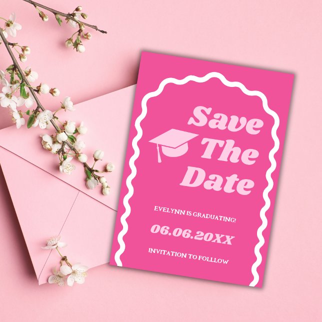 Reserva La Fecha Graduación del tapón de la graduación de ondulació (graduation save the date card retro groovy wavy arch bold hot pink blush class of 2024 grad cap)