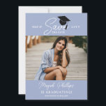 Reserva La Fecha Graduación fotográfica de tipografía azul Periwink<br><div class="desc">La graduación de doble cara salva la tarjeta de fecha con un diseño de tipografía y una foto del graduado con un suave tono azul. Añade tres fotos más al fondo en un collage limpio. Graduación guardar la tarjeta de plantilla de fecha personalizada con fotos.</div>