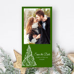 Reserva La Fecha Green Christmas Tree Winter Wedding Save the Date<br><div class="desc">Anuncie sus nupcias de diciembre cuando personalizar la cédula festiva Green Christmas Tree Wedding Save the Date Invitación Photo Card con su propia fotografía personal, nombres y fecha de ceremonia matrimonial. Cambie el color de fondo y el tipo de letra, si lo desea. Esta elegante ceremonia de matrimonio en invierno...</div>