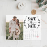 Reserva La Fecha Guardar la carta de calendario de fecha País rústi<br><div class="desc">¡Felicitaciones por tu compromiso! Asegúrese de que todos puedan asistir a su gran evento con nuestro encantador calendario rústico Save The Date! Haga clic en el botón "Personalizar" - luego "Haga clic para más personalizares" para comenzar con su diseño! Edite fácilmente el calendario y mueva el corazón a su fecha!...</div>