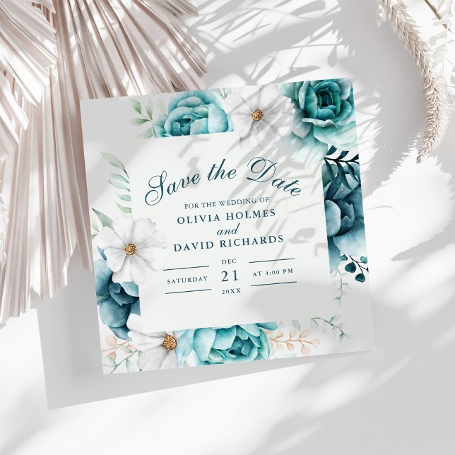 Reserva La Fecha Guardar la fecha floral botánico turquesa (Teal and Off-White Wildflowers Save The Date Card on a sunny boho white table with dry botanicals.)