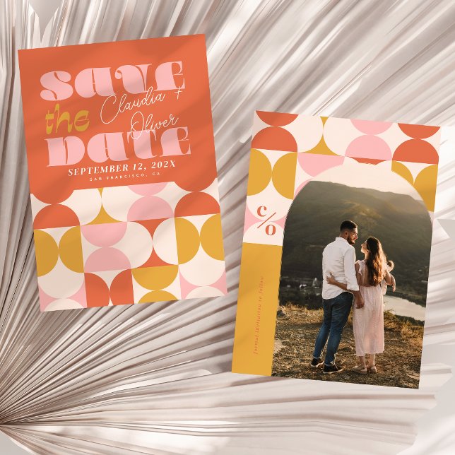Reserva La Fecha Guardar la fecha, retro, foto de arco, rosa de los (Front and back of Warm retro Wedding Save the Date Card shown on a boho foliage background)