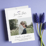 Reserva La Fecha Guardar la foto Bonito de fecha Flor morada de lav<br><div class="desc">Envíe sus fechas guardadas con estilo con esta hermosa tarjeta que incluye su foto, texto personalizado y una sencilla espiral floral de lavanda. El fondo presenta un sutil patrón geométrico fijado en un fondo gris claro (cambia fácilmente el color de fondo pulsando sobre el personalizar y desplaza hacia abajo al...</div>