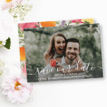Reserva La Fecha Guardar las flores de acuarela pintadas a mano de<br><div class="desc">Envíe su boda para guardar las fechas con estilo con esta hermosa tarjeta que incluye su foto y un hermoso tipo de letra de guión blanco en el frente. En la parte trasera se guardan los detalles de fecha rodeados por un marco de flores acuáticas pintado a mano. Moderno y...</div>
