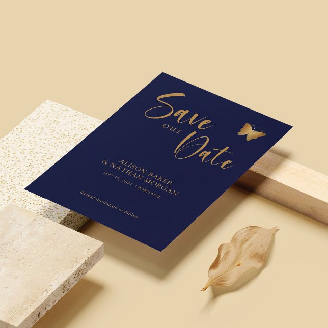 Reserva La Fecha Guión azul marino y oro: Boda mariposa Purpurina (Personalized Navy Blue & Gold Script: Glitter Butterfly Wedding Save The Date)
