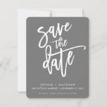 Reserva La Fecha Guión caligráfico MODERNO con letras en blanco gri<br><div class="desc">por kat massard >>> https://linktr.ee/simplysweetpaperie<<< A modern design featuring hand lettered, brushed type for your SAVE THE DATE ANNOUNCEMENT. Setup as a template it is simple for you to personalize it - make it yours! >>> TIPS - Simplemente pulsa el botón "Personalizar it" y agrega/cambia el texto, las fuentes, los...</div>