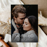 Reserva La Fecha Guión de caligrafía moderna Dos código QR de foto<br><div class="desc">Guión de caligrafía moderna Dos código QR de foto Guardar la fecha presenta una caligrafía audaz y moderna en una invitación de boda fotográfica con sangre completa.</div>