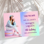 Reserva La Fecha Guión de foto morado rosado holográfico cumpleaños<br><div class="desc">Un moderno y elegante Save the Date para una fiesta de cumpleaños (cualquier edad). Fondo holográfico,  rosa,  color verde de menta morado. Personalice y agregue una foto,  fecha y nombre.</div>