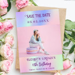 Reserva La Fecha Guión de foto morado rosado holográfico cumpleaños<br><div class="desc">Un moderno y elegante Save the Date para una fiesta de cumpleaños (cualquier edad). Fondo holográfico,  rosa,  color verde de menta morado. Personalice y agregue una foto,  fecha y nombre.</div>