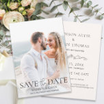 Reserva La Fecha Guión elegante de la foto del boda Save Date<br><div class="desc">Boda elegante y moderna Salven la tarjeta de fecha con una foto de la pareja comprometida en la parte delantera y floral de arte lineal junto con su información en la parte posterior. Incluye espacio para agregar una dirección al sitio web de su boda.</div>