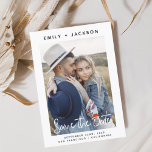 Reserva La Fecha Guión elegante Guardar la foto de fecha<br><div class="desc">Moderno y elegante retrato manuscrito vertical foto Guardar la tarjeta Boda de fecha. La tarjeta de invitación para guardar la fecha incluye una moda y una tipografía elegante con un diseño simple y minimalista sobre un fondo blanco al que se puede añadir la imagen de fotografía de compromiso personalizada.</div>