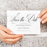 Reserva La Fecha Guión elegante moderno negro y blanco<br><div class="desc">Modern Elegant Script Black and White Save the Date incluye un guión grande,  audaz y elegante estilo.</div>