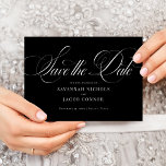 Reserva La Fecha Guión elegante moderno negro y blanco<br><div class="desc">Modern Elegant Script Black and White Save the Date incluye un guión grande,  audaz y elegante estilo.</div>