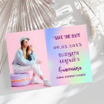 Reserva La Fecha Guión fotográfico azul holográfico Quinceanera<br><div class="desc">Un moderno y elegante Save the Date para una Quinceañera. Fondo holográfico,  rosa,  color verde de menta morado. Personalice y agregue una foto,  fecha y nombre.</div>