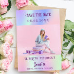 Reserva La Fecha Guión holográfico de fotos morado rosa Sweet 16<br><div class="desc">Un moderno y elegante Salven la Fecha para un Dulce 16. Fondo holográfico,  rosa,  color verde de menta morado. Personalice y agregue una foto,  fecha y nombre.</div>
