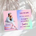 Reserva La Fecha Guión holográfico de fotos morado rosa Sweet 16<br><div class="desc">Un moderno y elegante Salven la Fecha para un Dulce 16. Fondo holográfico,  rosa,  color verde de menta morado. Personalice y agregue una foto,  fecha y nombre.</div>