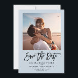 Reserva La Fecha Guión moderno simple azul polvoriento Chic Foto<br><div class="desc">Anuncio minimalista moderno de guardar la fecha con tipografía trendy de letra a mano de pincel en azul polvoriento con su foto personal junto con sus nombres y fecha de la boda.</div>