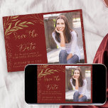 Reserva La Fecha Hoja roja y dorada con caligrafía y foto<br><div class="desc">Elegante Hoja de Oro y Rojo Salven la Fecha con su propia foto y caligrafía con letras a mano ornamentadas. La plantilla está configurada para que subas una imagen del membrete y la personalizes con tu fecha de celebración. El diseño tiene hojas trazadas de líneas finas y hojas de oro...</div>