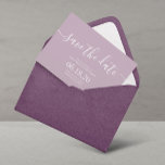 Reserva La Fecha La moderna boda de Lilac Script Guardar las tarjet<br><div class="desc">Simple y moderna Boda de guión Guardar las tarjetas de fecha. Para una personalización más avanzada de este diseño,  haga clic en el botón "Personalizar". Los elementos coincidentes y más opciones de color también están disponibles bajo petición.</div>