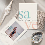 Reserva La Fecha La playa de verano simple foto Guardar la fecha<br><div class="desc">Estas tarjetas de 5" x 7" ahorran las tarjetas de fecha y presentan un diseño minimalista en letras de color de mar y de color negro con marcadores de posición en la parte posterior para los nombres de las parejas comprometidas, la fecha de boda y la información del lugar y...</div>