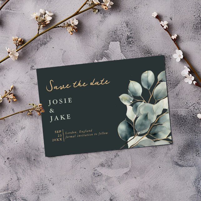 Reserva La Fecha Las bonitos de la rama Eucalyptus salvan la fecha (Dark green Eucalyptus branch pretty leaves wedding save the date with gold script and text)