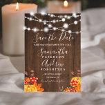 Reserva La Fecha Las luces de cuerda de calabaza de madera rústica<br><div class="desc">Madera marrón rústica con luces de cuerda la boda ahorra la fecha con calabazas pintadas a mano,  hoja de arce en una madera marrón vintage y elegante tipografía caligráfica. Perfecto para los bodas del otoño. Perfecto para los temas de campo,  boda de granero.</div>
