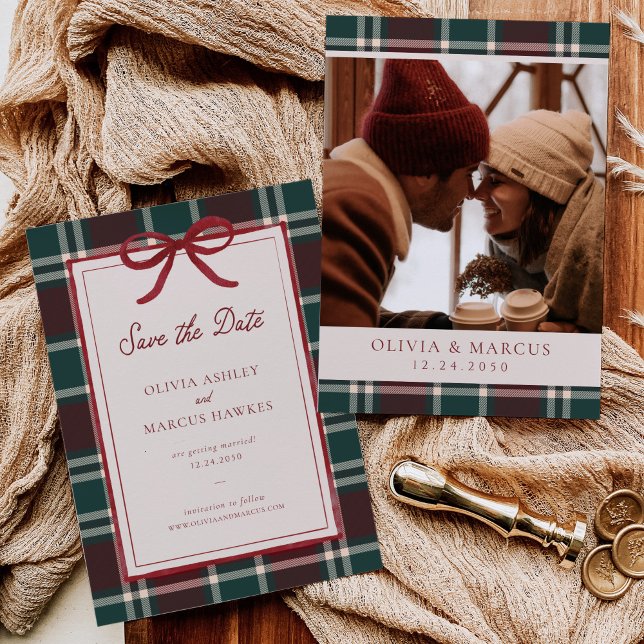 Reserva La Fecha Lazo de Navidad de Cuadro Burgundy Verde Boda (Burgundy green plaid Christmas save the date with red bow, elegant winter holiday announcement.)