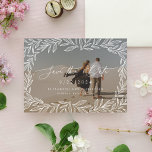 Reserva La Fecha Leafy Minimal Modern Calligraphy Foto de 2 lados<br><div class="desc">Este elegante juego de fechas presenta una tipografía moderna con un marco de hoja dibujado a mano. Hay una superposición transparente de la foto para resaltar el texto y las obras de arte para establecer este aspecto. Para más personalizares,  utilice las herramientas de edición.</div>