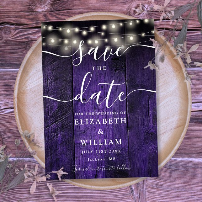 Reserva La Fecha Luces de Cadena Moradas Madera Rústica Granero Bod (Purple String Lights Rustic Wood Barn Wedding Save The Date)