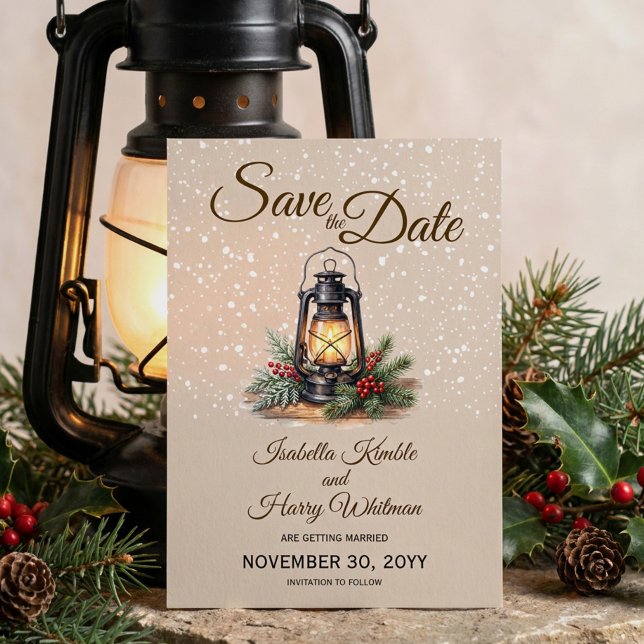 Reserva La Fecha Luces de Invierno Rústicas Foto con Nieve (Save the Date with engagement photo, snowy backdrop and warm winter lantern by Darling & May)
