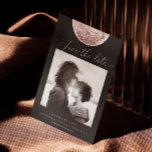 Reserva La Fecha Luna Mística | Foto Cósmica Negra Elegante para Bo<br><div class="desc">Anuncia tu próxima boda con esta tarjeta mística de luna para guardar la fecha, que presenta tonos negros elegantes e ilustraciones celestes delicadas. Diseñada para parejas que buscan una mezcla de sofisticación moderna y encanto cósmico, esta tarjeta establece el tono perfecto para bodas boho, góticas o espirituales. Disponible como tarjeta...</div>