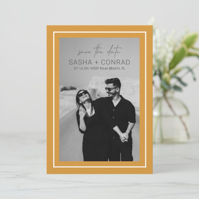 Reserva La Fecha Marigold Amarillo Borde Negrita Foto Boda Moderna (Anverso de pie)