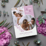 Reserva La Fecha Mauve Greenery Overlapping Photos Guardar La Fecha<br><div class="desc">Doble cara guardar la tarjeta de fecha en blanco y malva con sus iniciales,  fotos superpuestas y vegetación con fuentes limpias y elegantes. Foto: guardar la tarjeta de fecha con un diseño moderno personalizado con tu monograma y fotos,  dos en un lado y uno en el otro.</div>