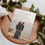 Reserva La Fecha Mezcla moderna y minimalista de fotos de sangrado<br><div class="desc">Anuncia tu día especial con elegancia y simplicidad con esta tarjeta de aviso de Save The Date minimalista que presenta una foto de compromiso de sangrado completo. Agrega una de tus fotos favoritas para crear un recuerdo único. Mezcla y combina con piezas coordinadas para un conjunto de invitaciones coherente. Crea...</div>