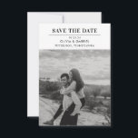 Reserva La Fecha Minimalista Moderno Foto en Blanco y Negro para Sa<br><div class="desc">Una tarjeta simple, clásica y minimalista para salvar la fecha es la manera perfecta de compartir tus buenas noticias con amigos y familiares. Se muestra en blanco y negro, sin embargo, puedes cambiar fácilmente el color de fondo en la herramienta de diseño para coordinar con la paleta de tu boda...</div>