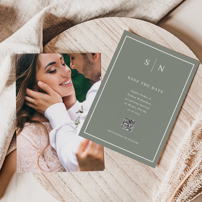 Reserva La Fecha Mínimo y Moda | Boda de código de devolución de fo (An elegant sage green wedding save the date, with a scannable QR code and your photo on the back)