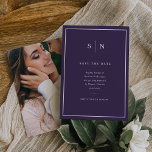 Reserva La Fecha Mínimo y Moda | Morado y blanco con foto<br><div class="desc">Estas elegantes y modernas bodas ahorran a las tarjetas de cita un sencillo y colorido diseño de texto minimalista morado y blanco,  con un marco clásico en el borde. Añade tus iniciales o monogramas para hacerlas completamente propias y añade tu foto personal favorita en la parte de atrás.</div>