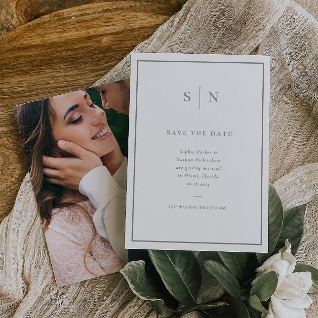 Reserva La Fecha Mínimo y Moda | Verde blanco y sabio con foto (A trendy yet classic white save the date card with sage green text, and a photo of you on the back)