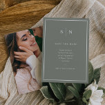 Reserva La Fecha Mínimo y Moda | Verde sabio y blanco con foto<br><div class="desc">Estas elegantes y modernas bodas ahorran a las tarjetas de fecha un sencillo diseño de texto minimalista en blanco y verde sabio,  con un marco clásico en el borde. Añade tus iniciales o monogramas para hacerlas completamente propias y añade tu foto personal favorita en la parte de atrás.</div>