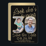 Reserva La Fecha Mira quién es 30 Black & Gold 2 Photo Birthday Par<br><div class="desc">¡Mira quién cumple 30 años! Invitar a la familia y amigos a una próxima celebración de cumpleaños número 30 con una foto del personalizado, guardar las invitaciones de la fiesta. Las imágenes y la redacción de esta plantilla son fáciles de personalizar. (IMAGEN PLACEMENT TIP: Una manera fácil de posicionar una...</div>