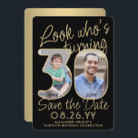 Reserva La Fecha Mira quién es 30 Black & Gold 2 Photo Birthday Par<br><div class="desc">¡Mira quién cumple 30 años! Invitar a la familia y amigos a una próxima celebración de cumpleaños número 30 con una foto del personalizado, guardar las invitaciones de la fiesta. Las imágenes y la redacción de esta plantilla son fáciles de personalizar. (IMAGEN PLACEMENT TIP: Una manera fácil de posicionar una...</div>