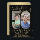 Reserva La Fecha Mira quién es el 50 Black & Gold Birthday Party 2<br><div class="desc">¡Mira quién cumple 50 años! Invitar a la familia y amigos a una próxima celebración de 50 años con una foto del personalizado para guardar las invitaciones de la fiesta. Las imágenes y la redacción de esta plantilla son fáciles de personalizar. (IMAGEN PLACEMENT TIP: Una manera fácil de posicionar una...</div>