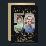Reserva La Fecha Mira quién es el 50 Black & Gold Birthday Party 2<br><div class="desc">¡Mira quién cumple 50 años! Invitar a la familia y amigos a una próxima celebración de 50 años con una foto del personalizado para guardar las invitaciones de la fiesta. Las imágenes y la redacción de esta plantilla son fáciles de personalizar. (IMAGEN PLACEMENT TIP: Una manera fácil de posicionar una...</div>