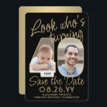 Reserva La Fecha Mira quién es la fiesta de cumpleaños de fotos Bla<br><div class="desc">¡Mira quién cumple 40 años! Invitar a la familia y amigos a una próxima celebración de 40 años con una foto del personalizado para guardar las invitaciones de la fiesta. Las imágenes y la redacción de esta plantilla son fáciles de personalizar. (IMAGEN PLACEMENT TIP: Una manera fácil de posicionar una...</div>